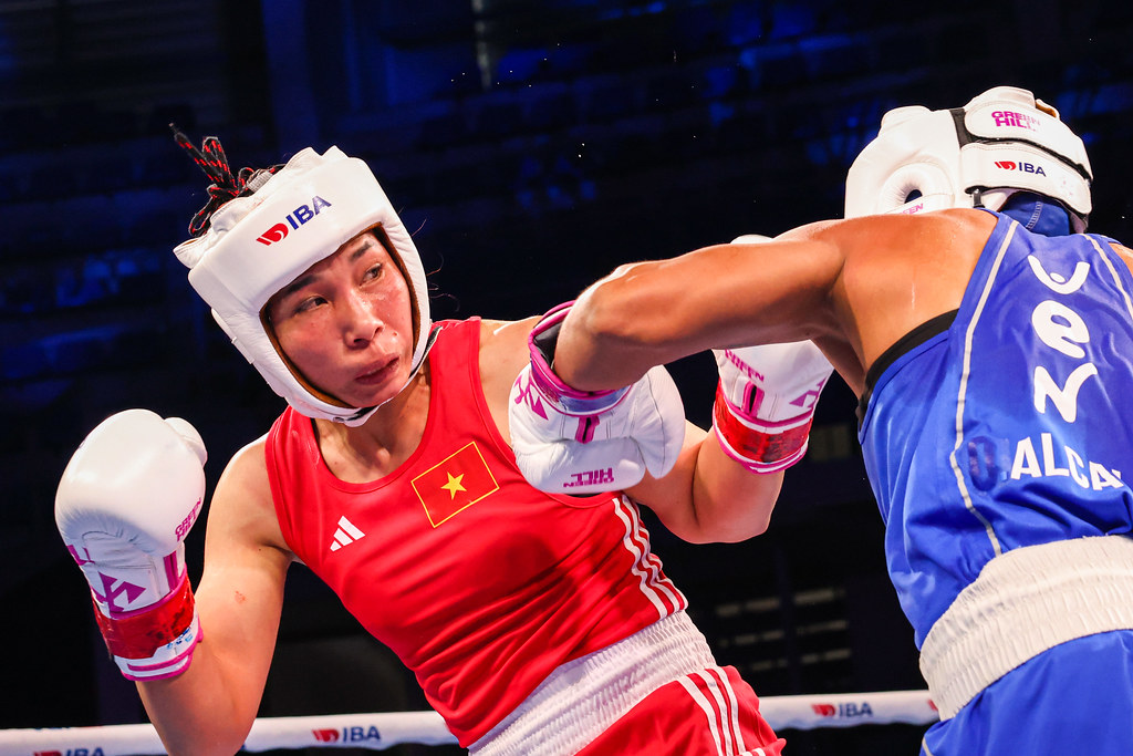 Vietnamese boxer Ha Thi Linh (L) competes against Venezuela’s Alcala Omailyn in the round of 16 of the 63kg weight class at the 2025 IBA Women’s World Boxing Championships in Niš, Serbia. Photo: IBA