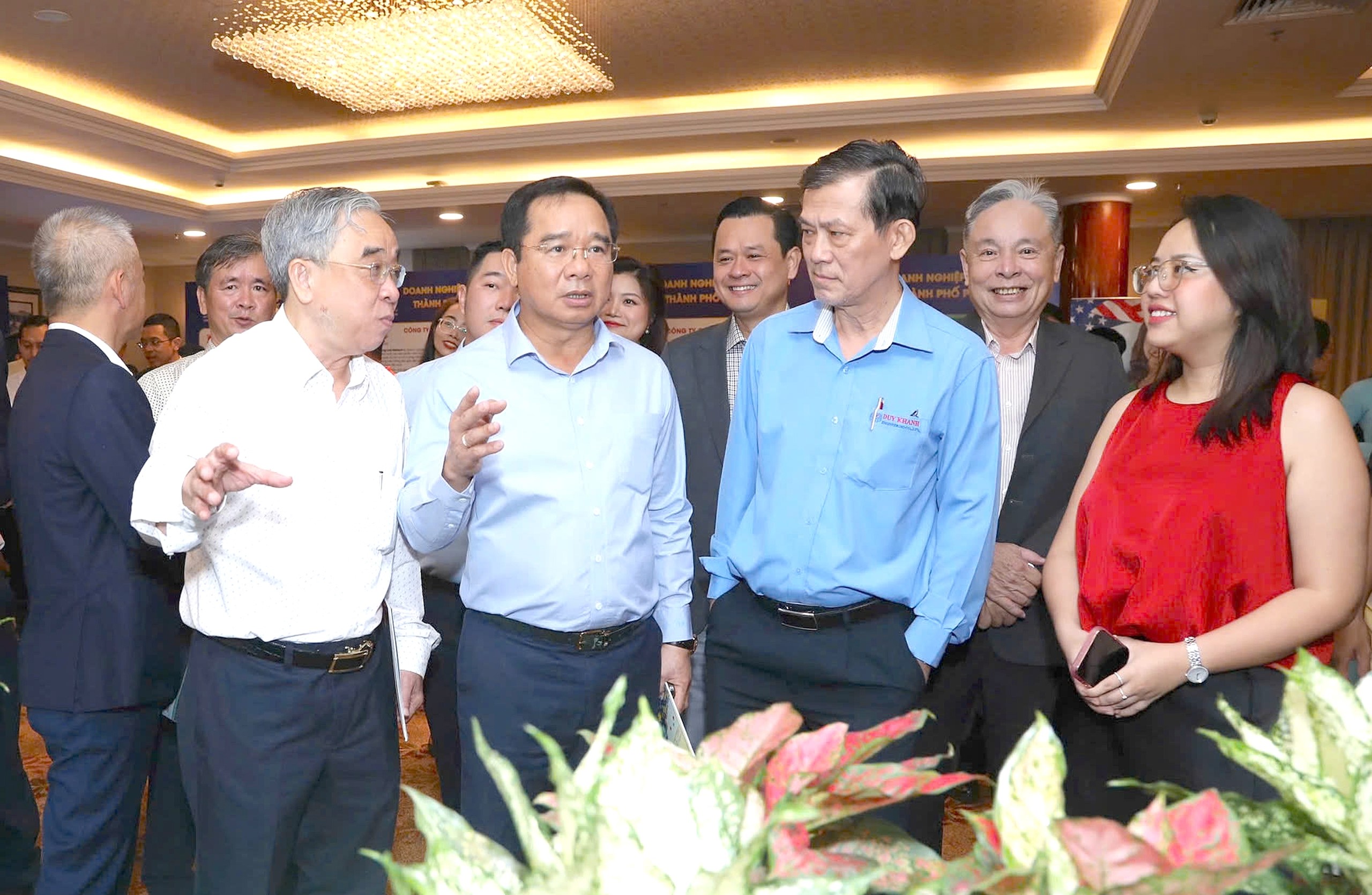 Nguyen Van Duoc, chairman of the Ho Chi Minh City People's Committee (front row, second from left), encourages businesses to collaborate with the city in achieving double-digit growth. Photo: N.H. / Tuoi Tre