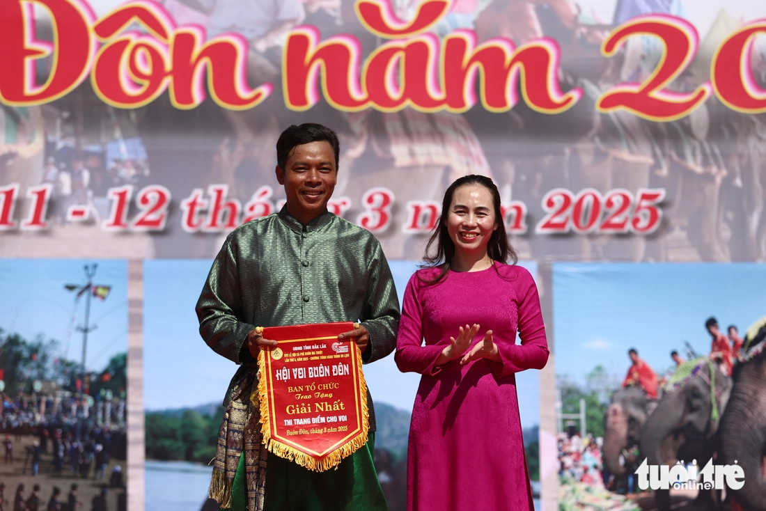 The elephant trainer (L) who won the elephant decoration contest at the 2025 Buon Don Elephant Festival in Dak Lak Province on March 12, 2025. Photo: Trung Tan / Tuoi Tre