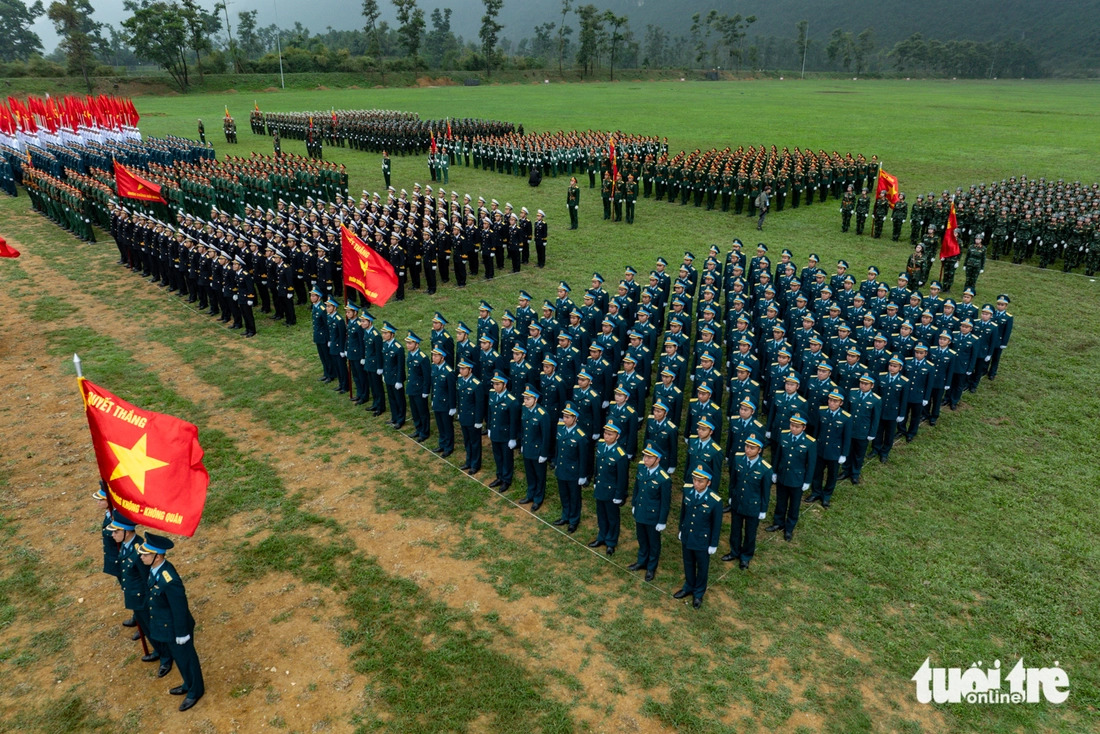 Hanoi hosts military parade rehearsal for 50th anniversary of Vietnam's reunification