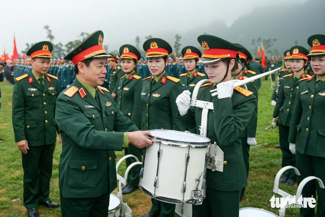 Lieut. Gen. Do Xuan Tung, deputy director of the General Department of Politics of the Vietnam People's Army, is seen holding a drum while inspecting the formation of the female military band during the military parade in Hanoi on March 13, 2025. Photo: Nam Tran / Tuoi Tre