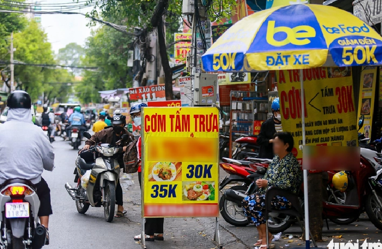 Some Ho Chi Minh City districts weigh issuing camera tickets for sidewalk encroachment