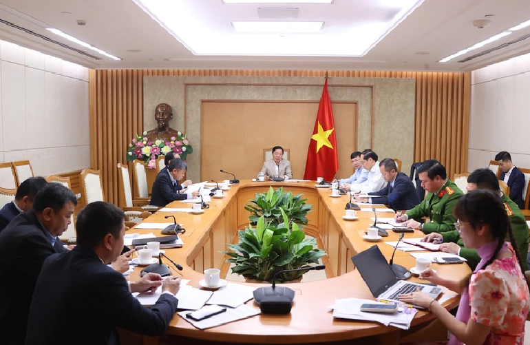 Officials exchange views on the responsibilities for issuing Vietnam’s emission standards for road vehicles in operation. Photo: Minh Khoi / Tuoi Tre