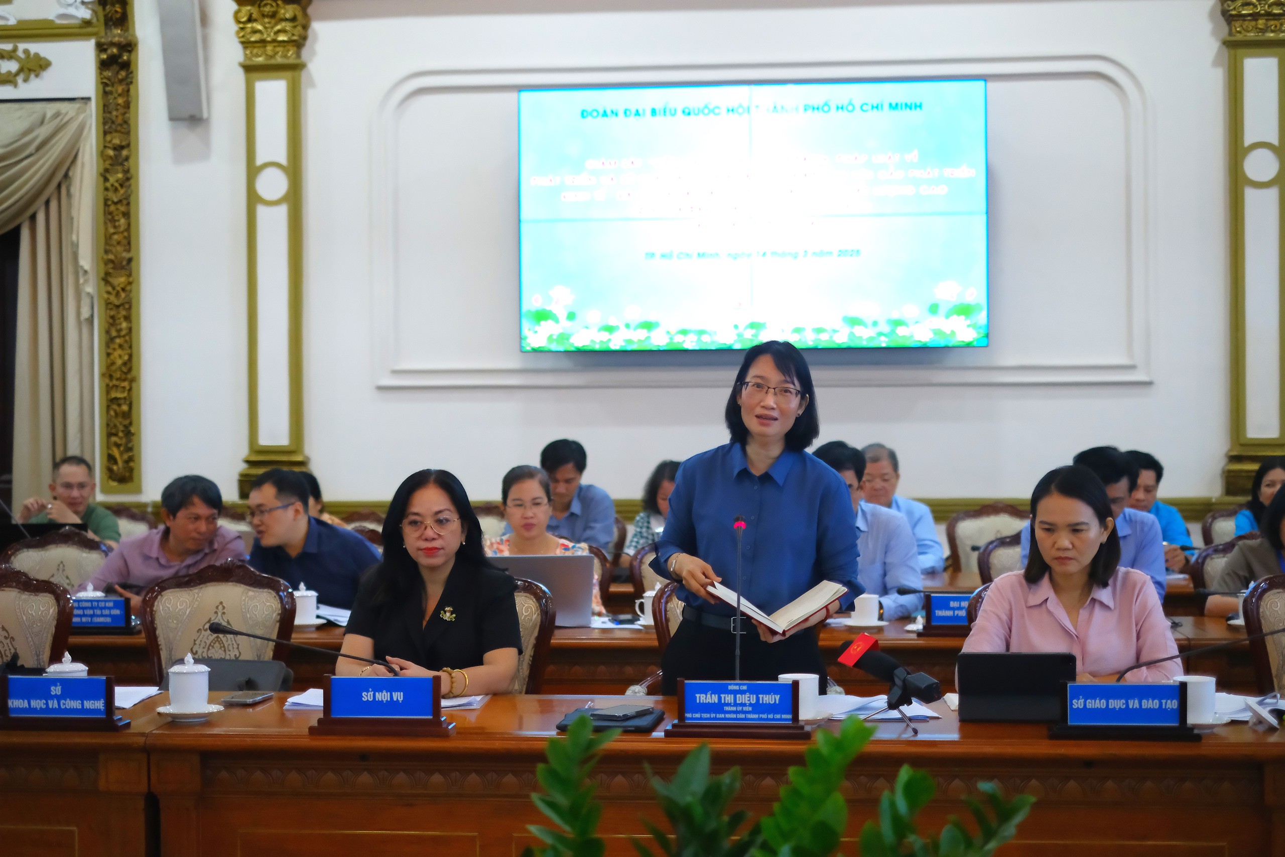 Deputy chairwoman of Ho Chi Minh City People's Committee Tran Thi Dieu Thuy speaks at a meeting of the city’s National Assembly delegation. Photo: Vu Thuy / Tuoi Tre