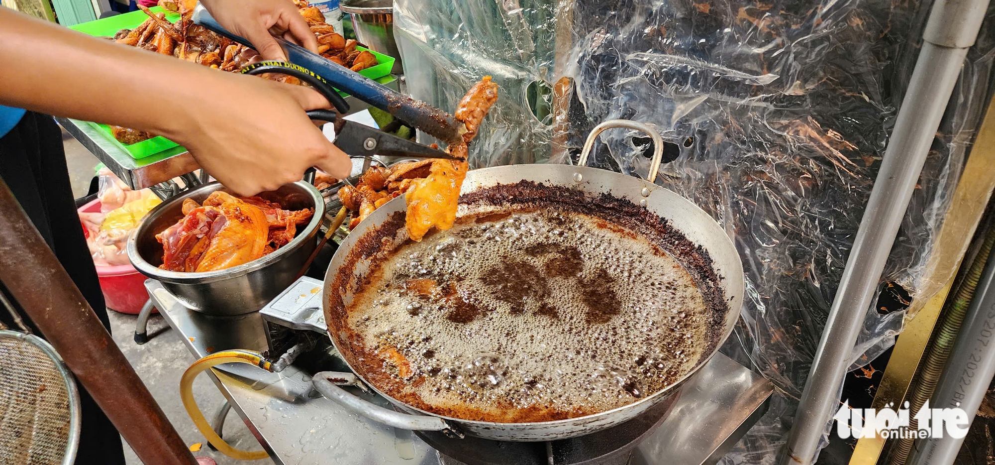 A stall offers butter-fried chicken and quail at the Ramadan food market on Duong Ba Trac Street in District 8, Ho Chi Minh City. Photo: To Cuong / Tuoi Tre