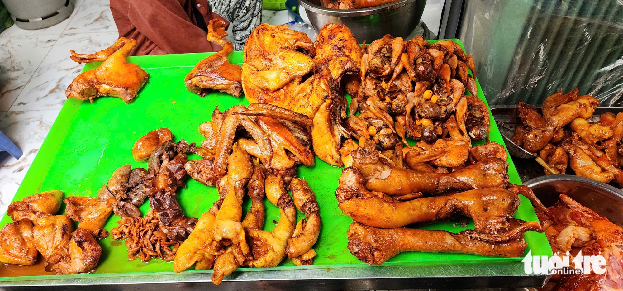 A stall offers butter-fried chicken and quail at the Ramadan food market on Duong Ba Trac Street in District 8, Ho Chi Minh City. Photo: To Cuong / Tuoi Tre