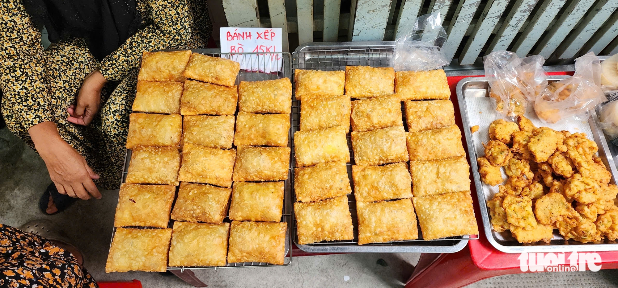 A stall offers fried pastries at the Ramadan food market on Duong Ba Trac Street in District 8, Ho Chi Minh City. Photo: To Cuong / Tuoi Tre