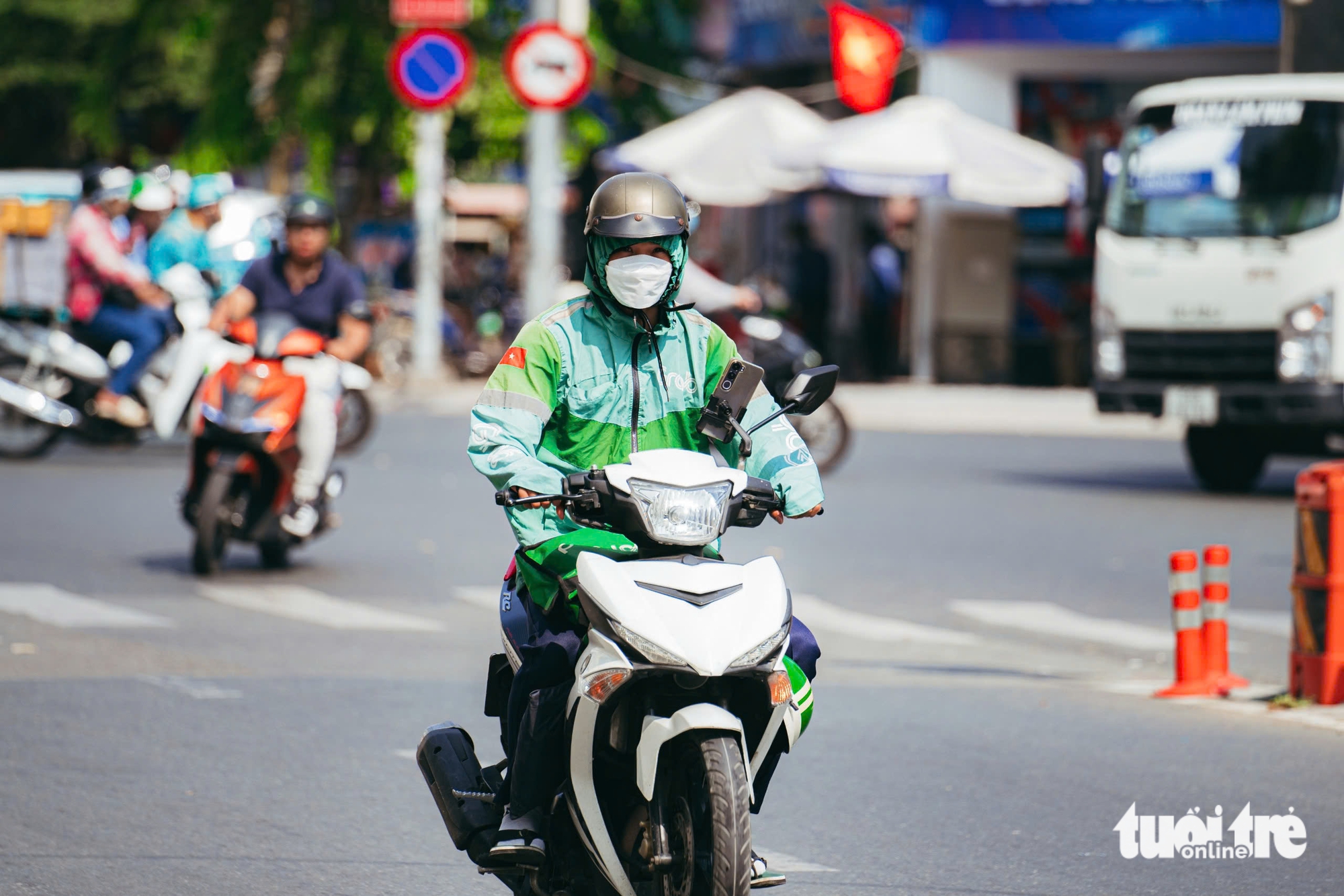 The heat lasts from morning until evening, with the most intense and scorching period occurring between 10:00 am and 3:00 pm. Photo: Thanh Hiep / Tuoi Tre