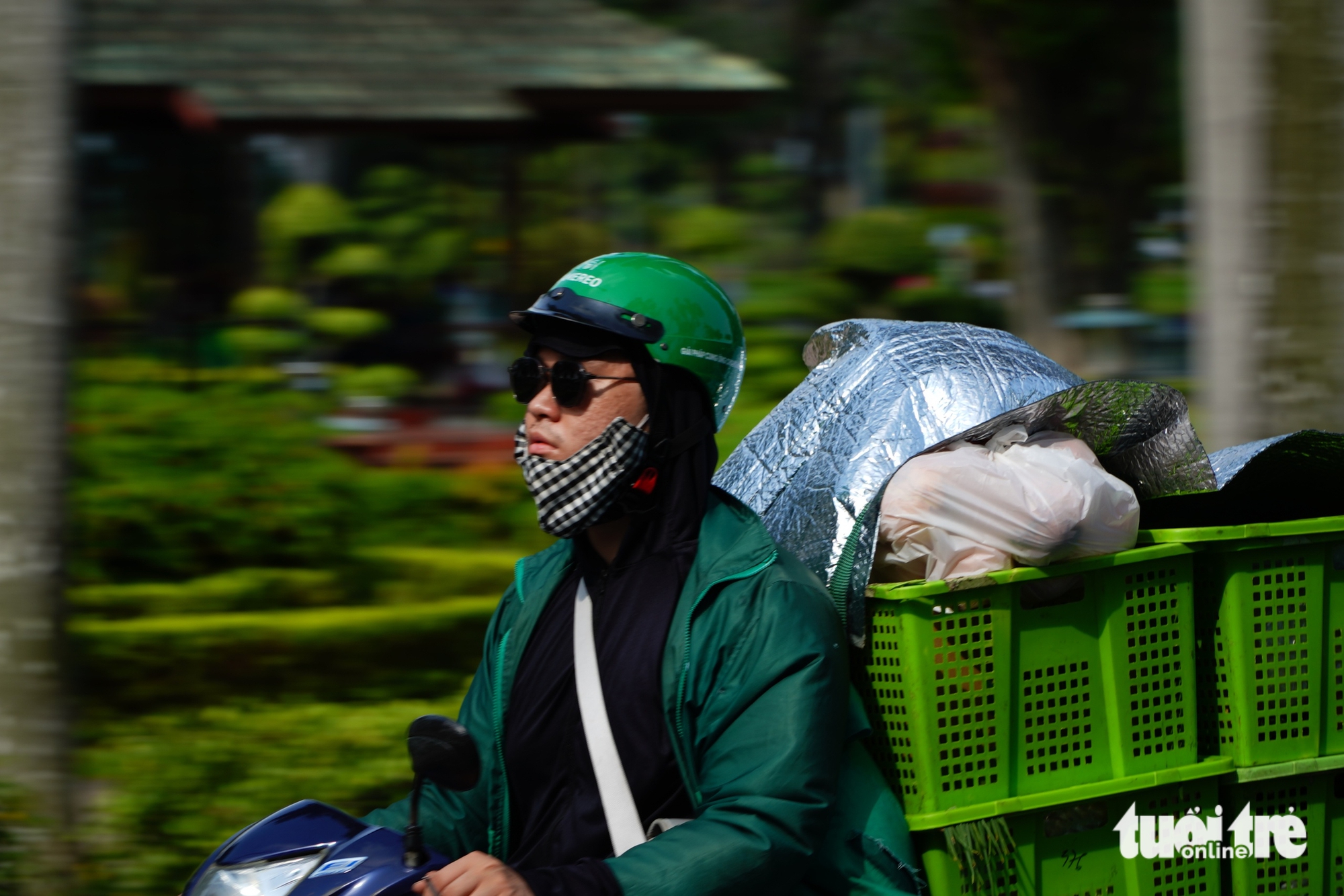 For those working outdoors for long hours, the heat has become unbearable. Photo: Long Vu / Tuoi Tre