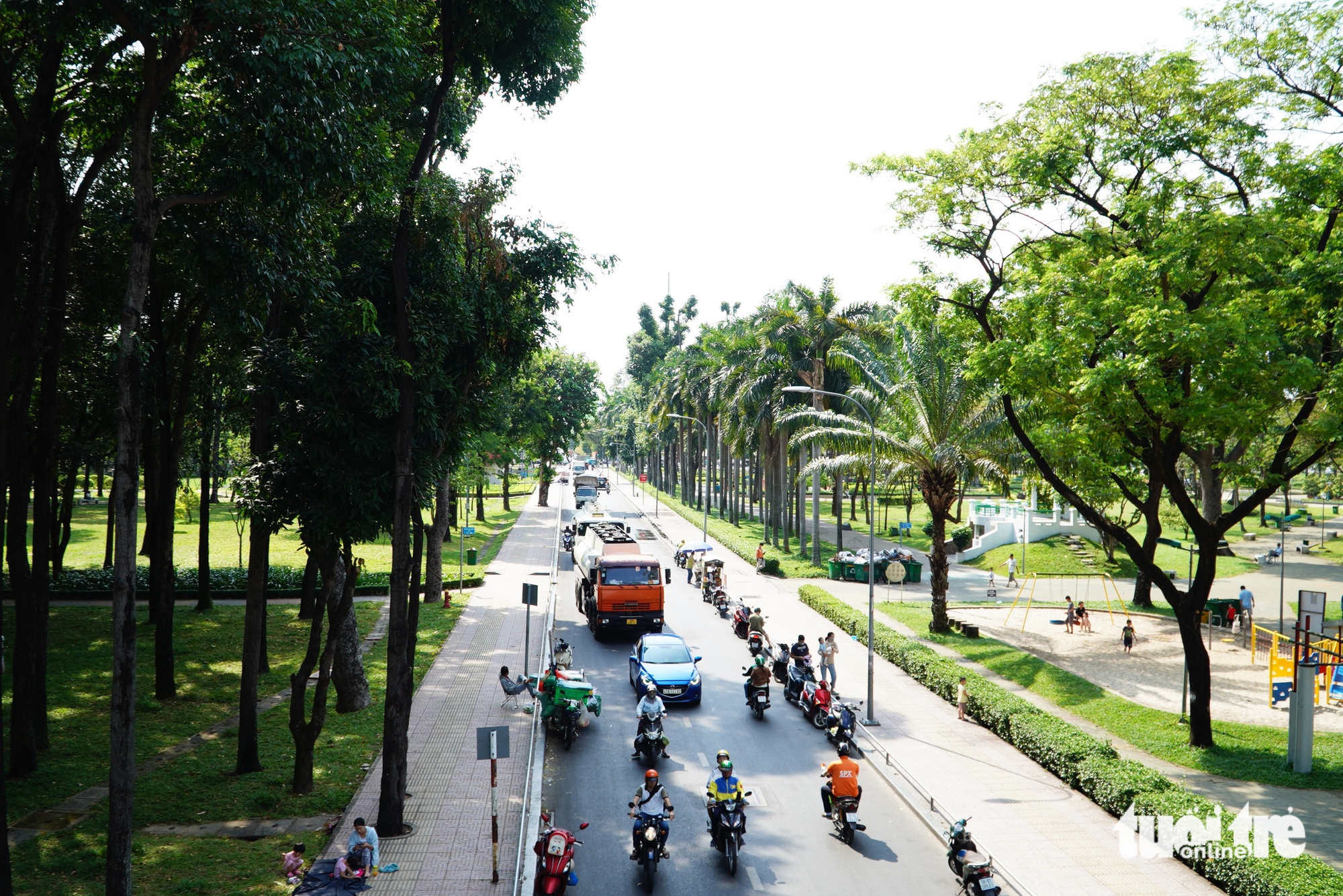 The shaded and cool Gia Dinh Park in Ho Chi Minh City is a popular spot for people seeking refuge from the sun. Photo: Long Vu / Tuoi Tre