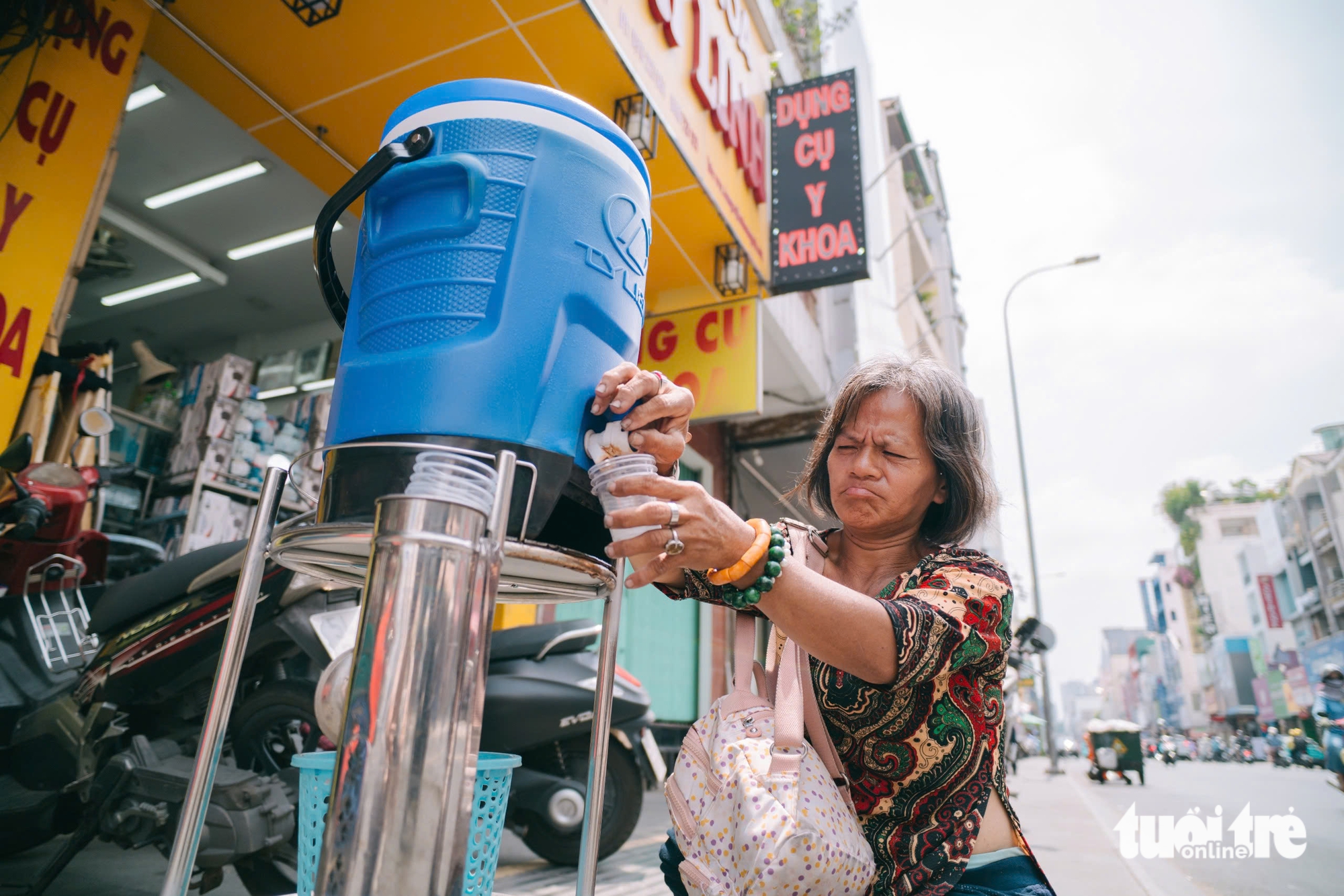 Sau, a resident of Phu Nhuan District, Ho Chi Minh City, shared that in this hot weather, free iced tea stations are invaluable to outdoor workers. Photo: Thanh Hiep / Tuoi Tre