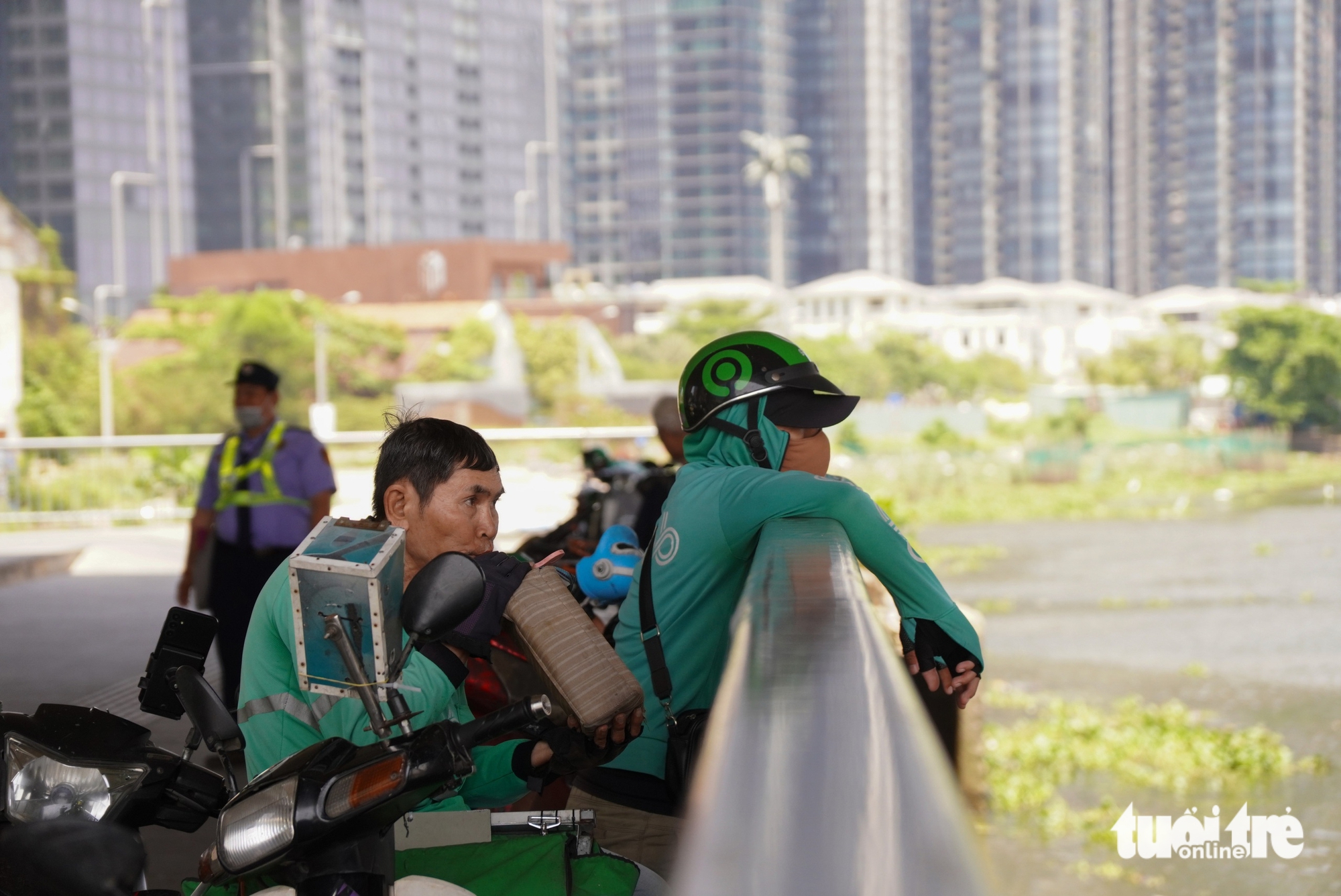 Ride-hailing drivers pull over under a bridge to escape the heat in Ho Chi Minh City before resuming work through noon. Photo: An Vi / Tuoi Tre