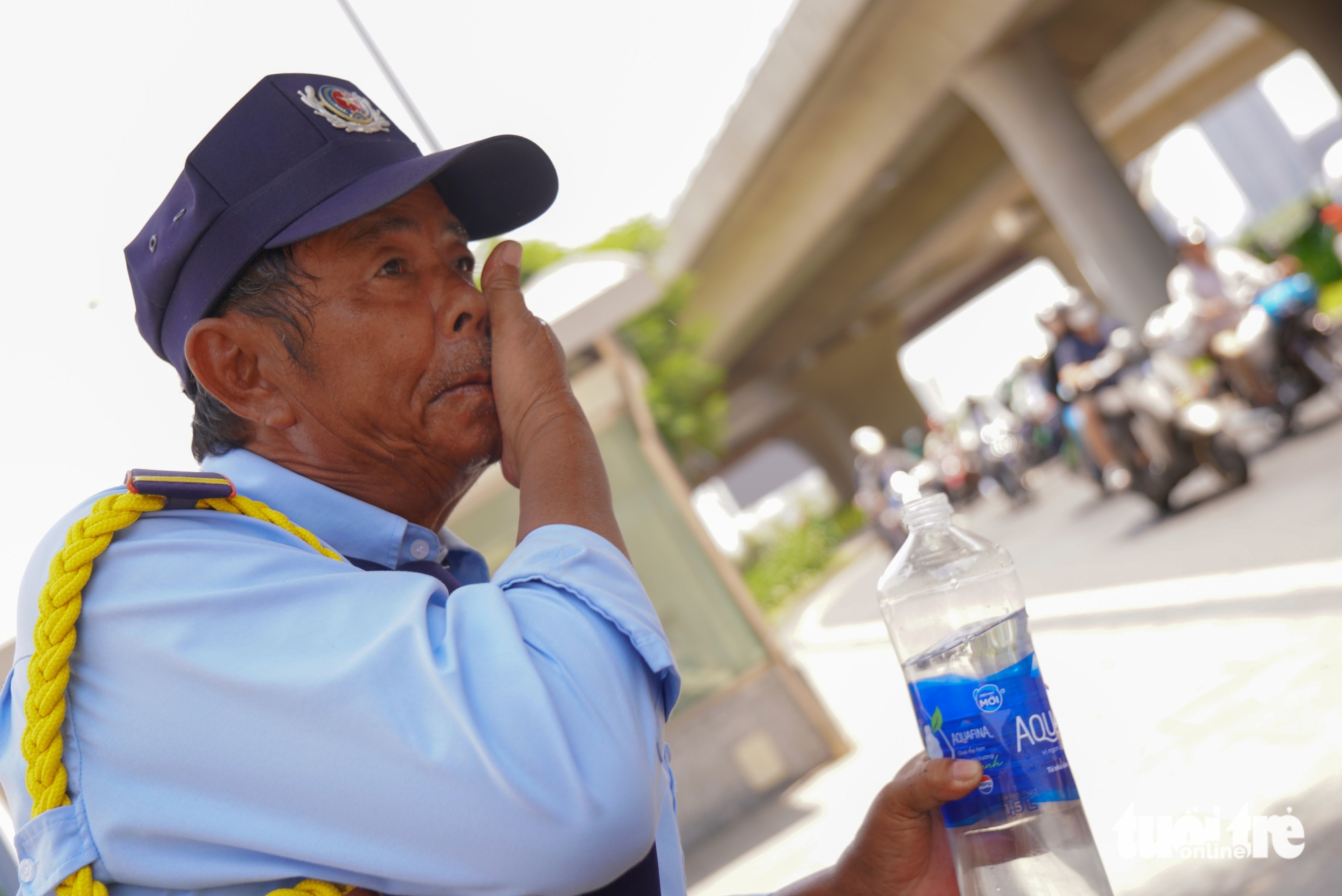 Nguyen Tan Tai, a 57-year-old security guard at the Ba Son metro station, repeatedly washes his face to cool down from the intense heat over the past few days. Photo: An Vi / Tuoi Tre