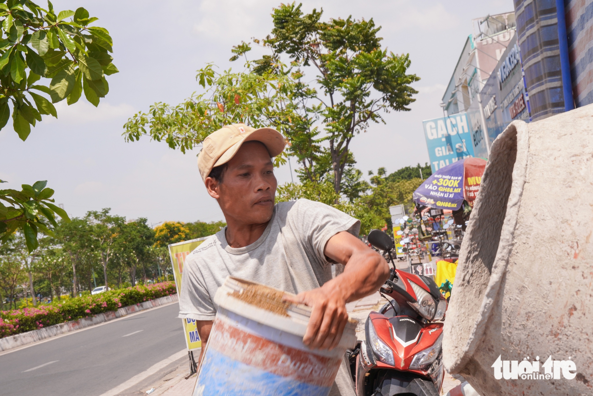 Many outdoor workers including ride-hailing drivers, workers, and construction laborers persist in their work despite the temperature reaching nearly 40 degrees Celsius. Photo: An Vi / Tuoi Tre