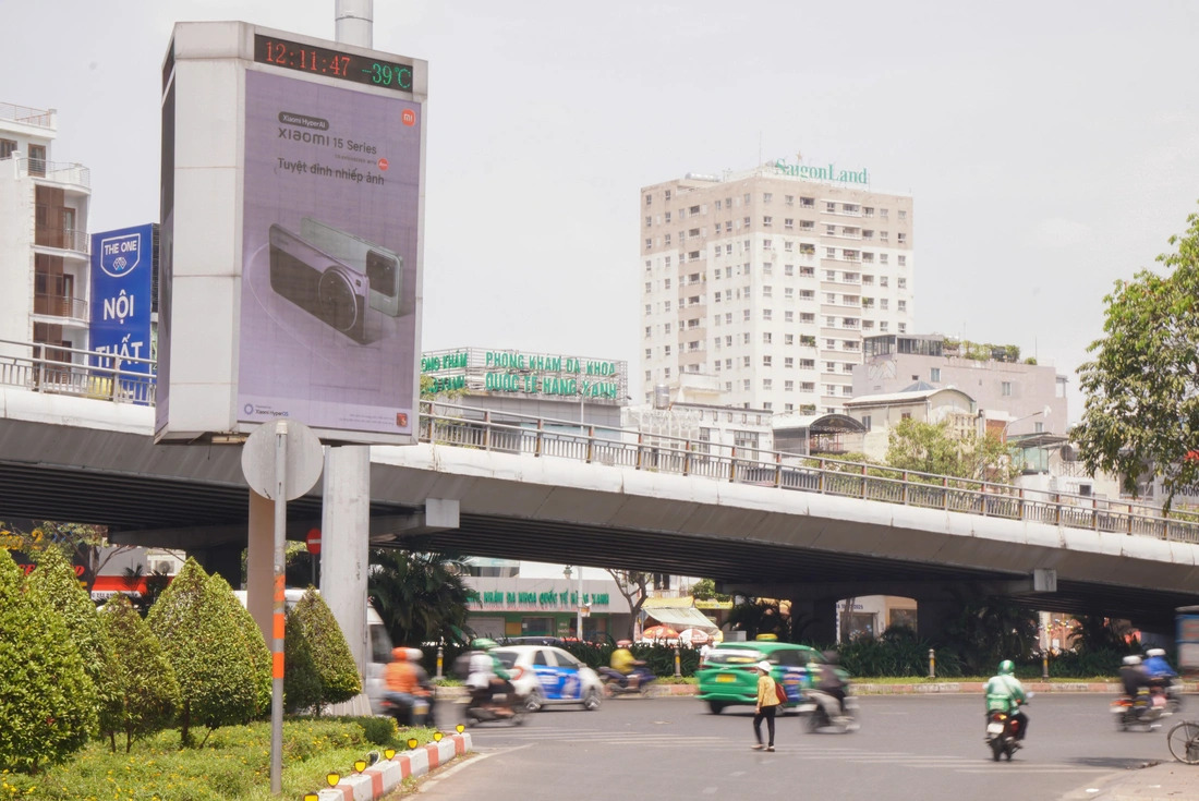 A sign displays the temperature of 39 degrees Celsius at 12:11 pm on March 14, 2025 at the Hang Xanh Intersection in Binh Thanh District, Ho Chi Minh City. Photo: An Vi / Tuoi Tre