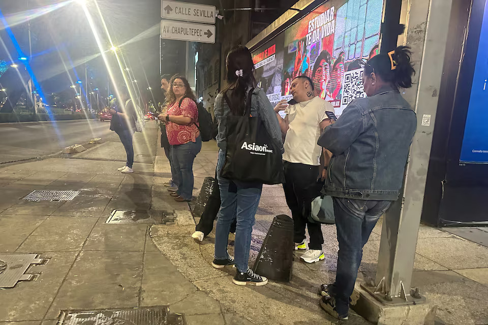 People wait outside their homes and buildings after an alarm warning of a tremor sounded, in Mexico City, Mexico, March 14, 2025. Photo: Reuters