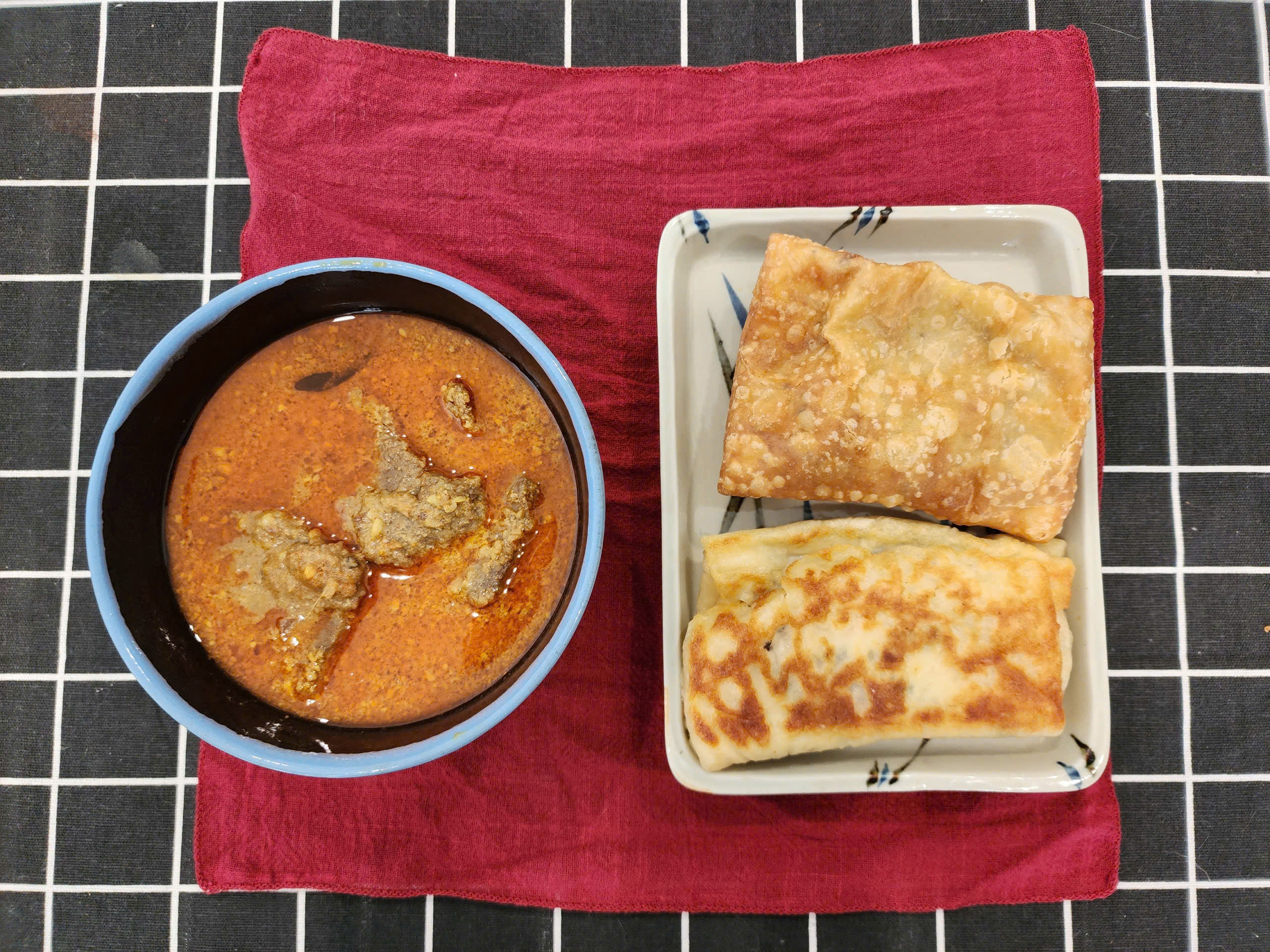 Beef curry served with samosas and murtabak from the Ramadan food market on Duong Ba Trac Street in District 8, Ho Chi Minh City. Photo: To Cuong / Tuoi Tre