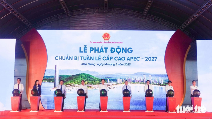 Vietnam’s Deputy Prime Minister Tran Hong Ha (R, 4th) and other officials attend the launch ceremony of infrastructure projects in preparation for the 2027 Asia-Pacific Economic Cooperation Economic Leaders’ Meeting, which Vietnam will host on Phu Quoc, an island city off the coast of southern Kien Giang Province. Photo: Chi Cong / Tuoi Tre