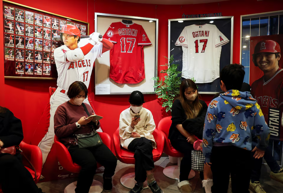 Patients are seen in front of private collections dedicated to Major League Baseball player Shohei Ohtani, at Kamimura dental clinic in Koshigaya, north of Tokyo, Japan February 28, 2025. Photo: Reuters