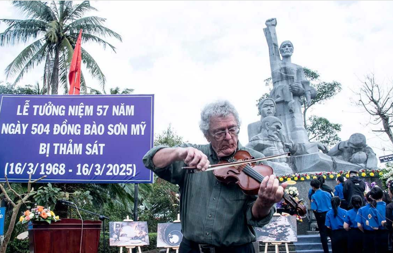 US veterans pay tribute to massacre victims in central Vietnam with flowers, violin performance