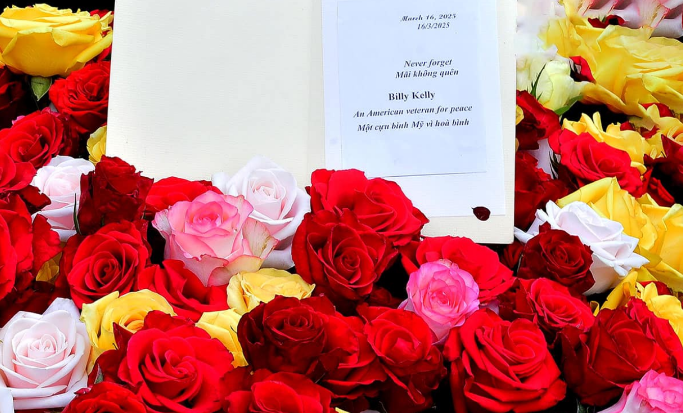 American veteran Billy Kelly offers 504 roses to Son My Monument in Quang Ngai Province, central Vietnam to commemorate the 57th anniversary of the massacre that killed 504 people. Photo: M.T. / Tuoi Tre