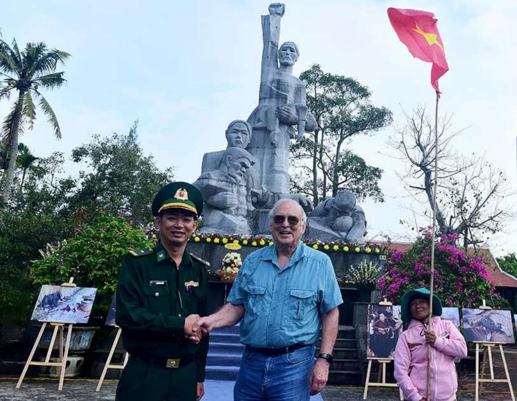 Ronald Haeberle, a journalist of U.S. troops, who captured some of the most haunting images of the Son My massacre, joins the ceremony to celebrate the 57th anniversary of the massacre that killed 504 people in Quang Ngai Province, central Vietnam. Photo: M.T. / Tuoi Tre