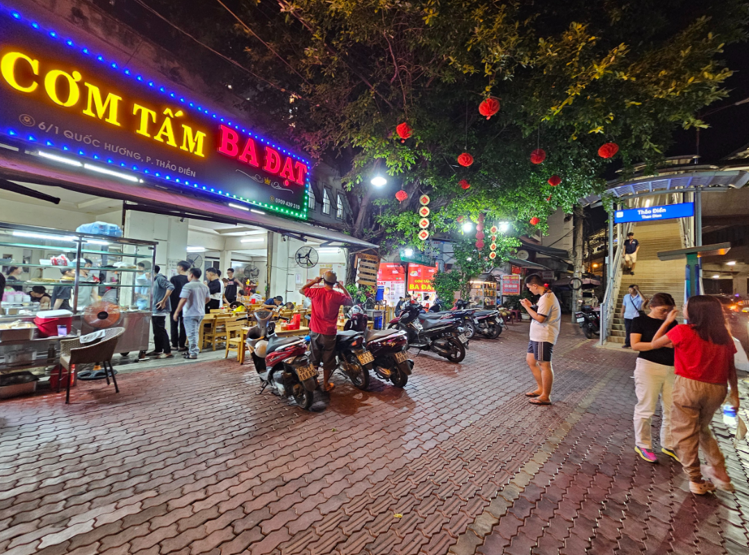 A rice eatery near a metro station in Thao Dien Ward, Thu Duc City has been seeing a surge in diners since Ho Chi Minh City’s first metro line opened on December 22, 2024. Photo: Khanh Linh / Tuoi Tre