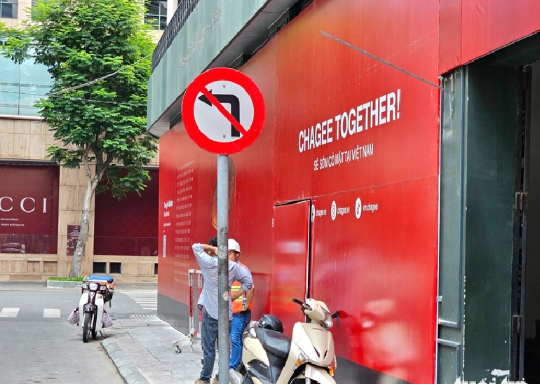 Workers at the construction site of the first store of Chagee in Vietnam on March 16, 2025. Photo: Ngoc Hien / Tuoi Tre