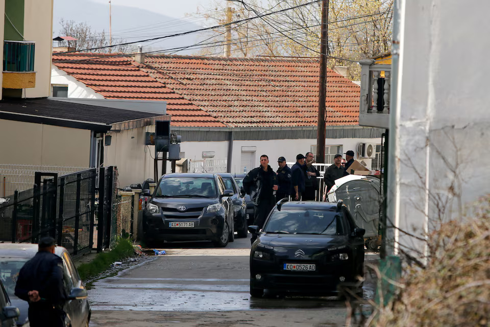 [10/11]Rescue crews gather outside a night club, following a fire resulting in casualties, in the town of Kocani, North Macedonia, March 16, 2025. Photo: Reuters