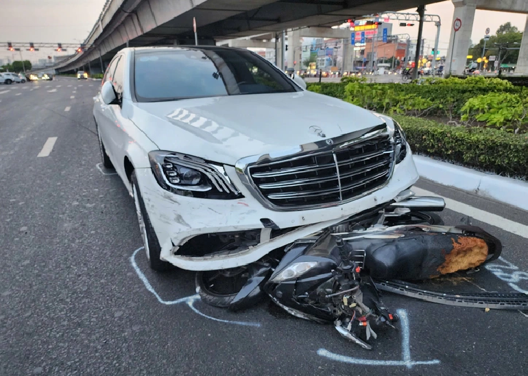 Drunk female driver detained, prosecuted for crashing into 10 motorcycles, killing 1 in Ho Chi Minh City