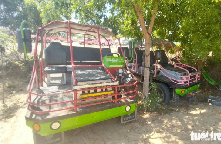 16-seater vehicles are turned into those carrying tourists to the Mui Dinh sand dune in Ninh Thuan Province, south-central Vietnam. Photo: An Anh