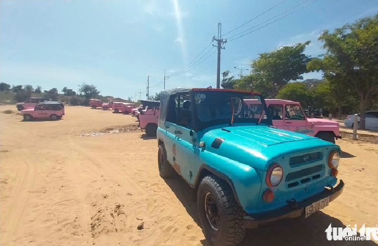 Old Uaz vehicles used to transport tourists at the Mui Dinh sand dune in Ninh Thuan Province, south-central Vietnam. Photo: An Anh