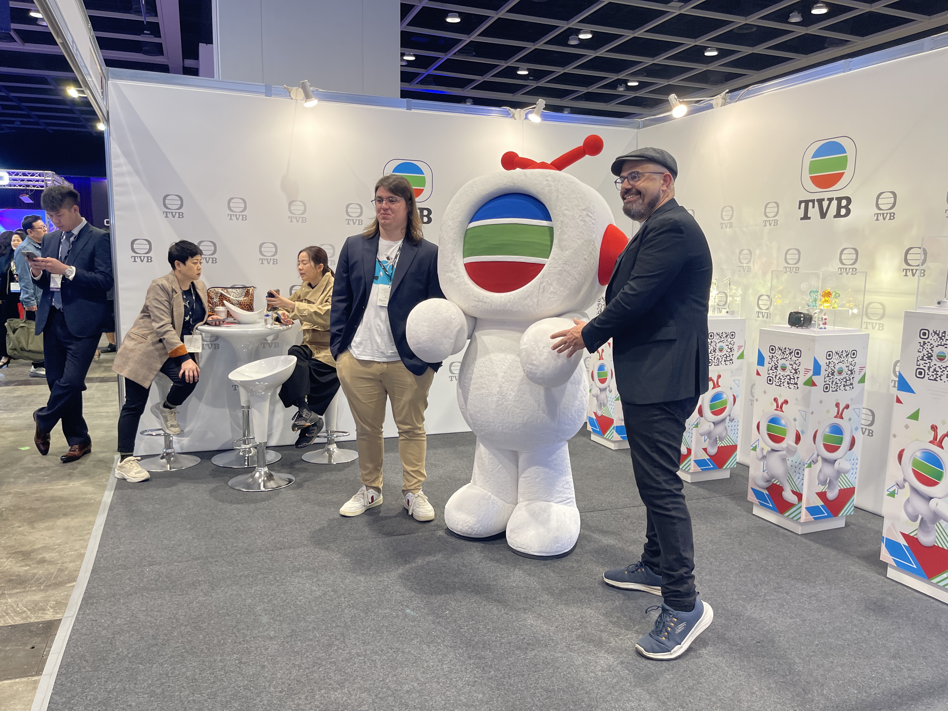 Visitors pose for a photo while visiting the TVB’s booth at FILMART 2025 on March 17, 2025. Photo: Dong Nguyen / Tuoi Tre News