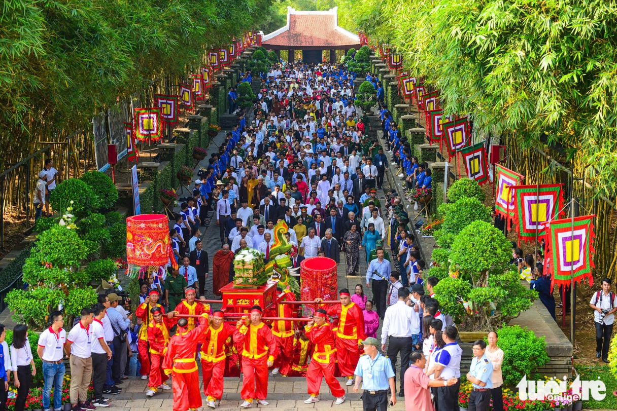 People flock to the Ho Chi Minh City Hung King Temple to pay homage. Photo: Quang Dinh / Tuoi Tre