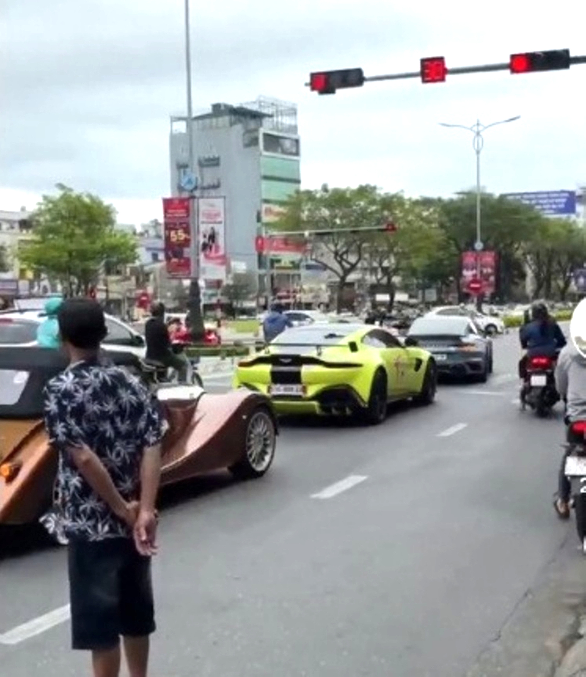 Da Nang traffic police fine supercar, sport bike owners over $6,500 for running red light