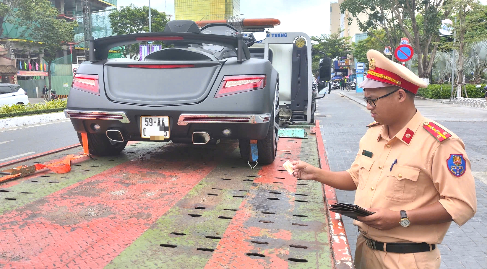 A traffic police officer inspects a supercar from a group that ran a red light at the Nguyen Van Linh-Phan Chau Trinh intersection in Da Nang City, central Vietnam, March 16, 2025. Photo: H.B.