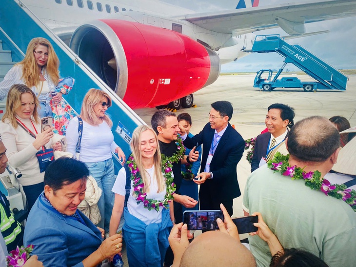 Russian tourists arriving in Khanh Hoa Province, Vietnam, are welcomed by representatives of the province's Department of Culture, Sports, and Tourism, March 17, 2025. Photo: A. Phat / Tuoi Tre