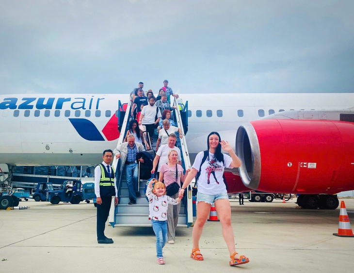 First charter flight brings Russian tourists back to Vietnam's Khanh Hoa after 3-year hiatus