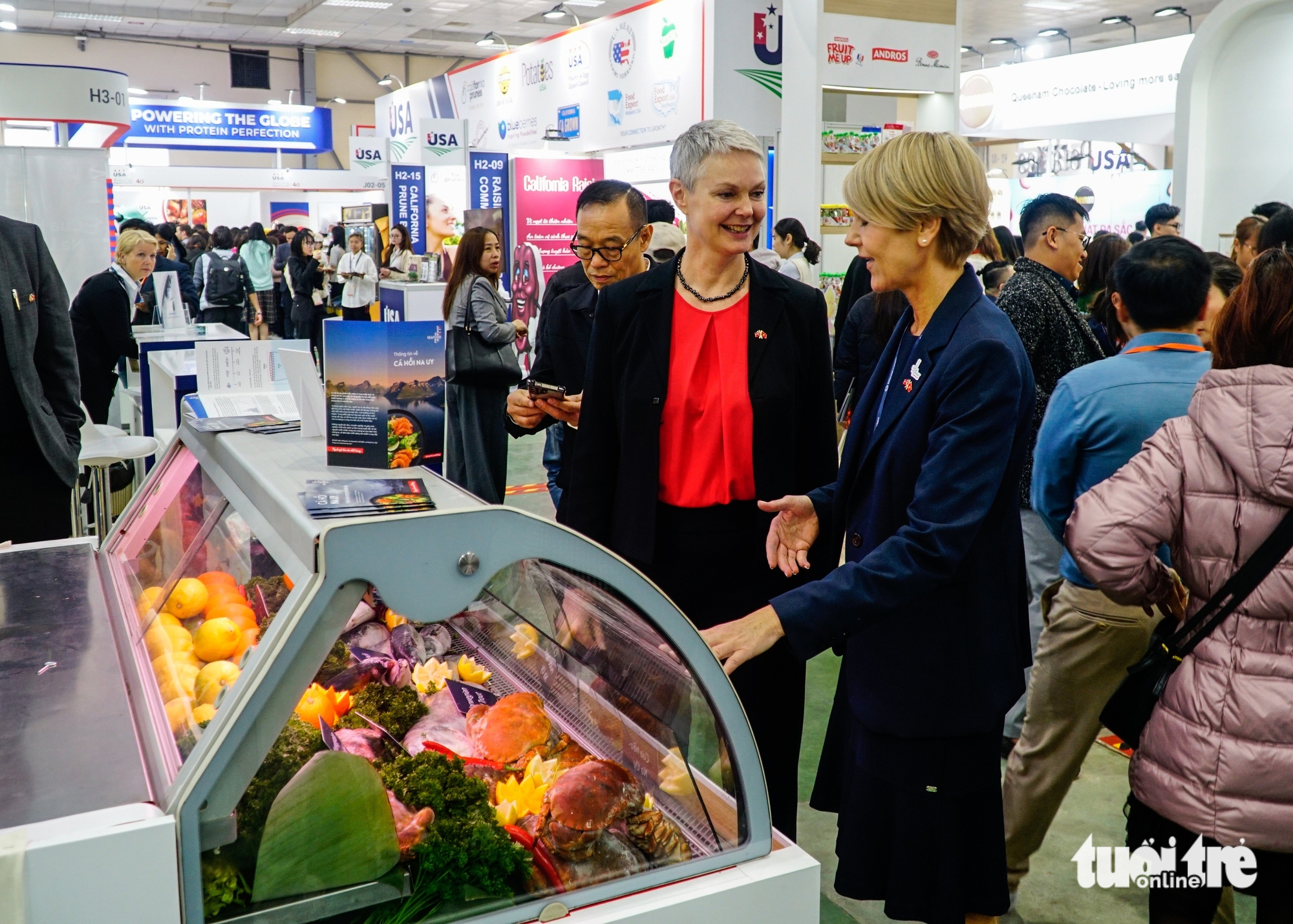 Hilde Solbakken (R, 2nd), Norwegian Ambassador to Vietnam, visits a seafood booth at the Food & Hospitality Expo in Hanoi, March 18, 2025. Photo: M.Anh