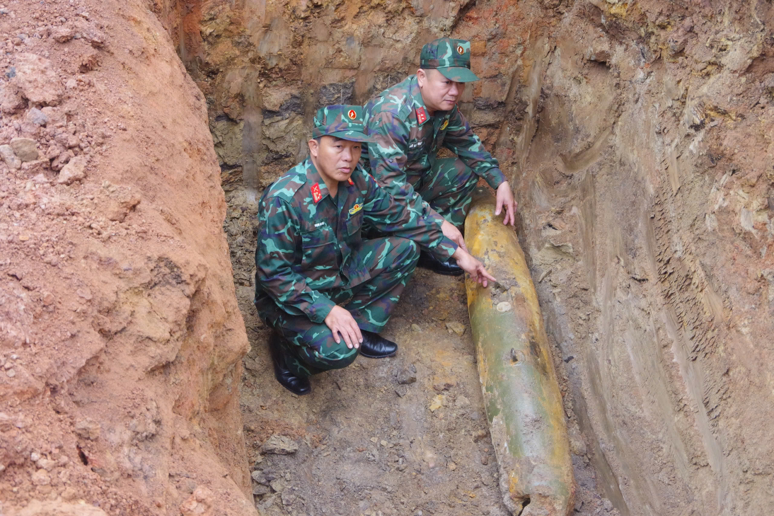 220kg unexploded magnetic bomb safely destroyed near major Vietnamese highway