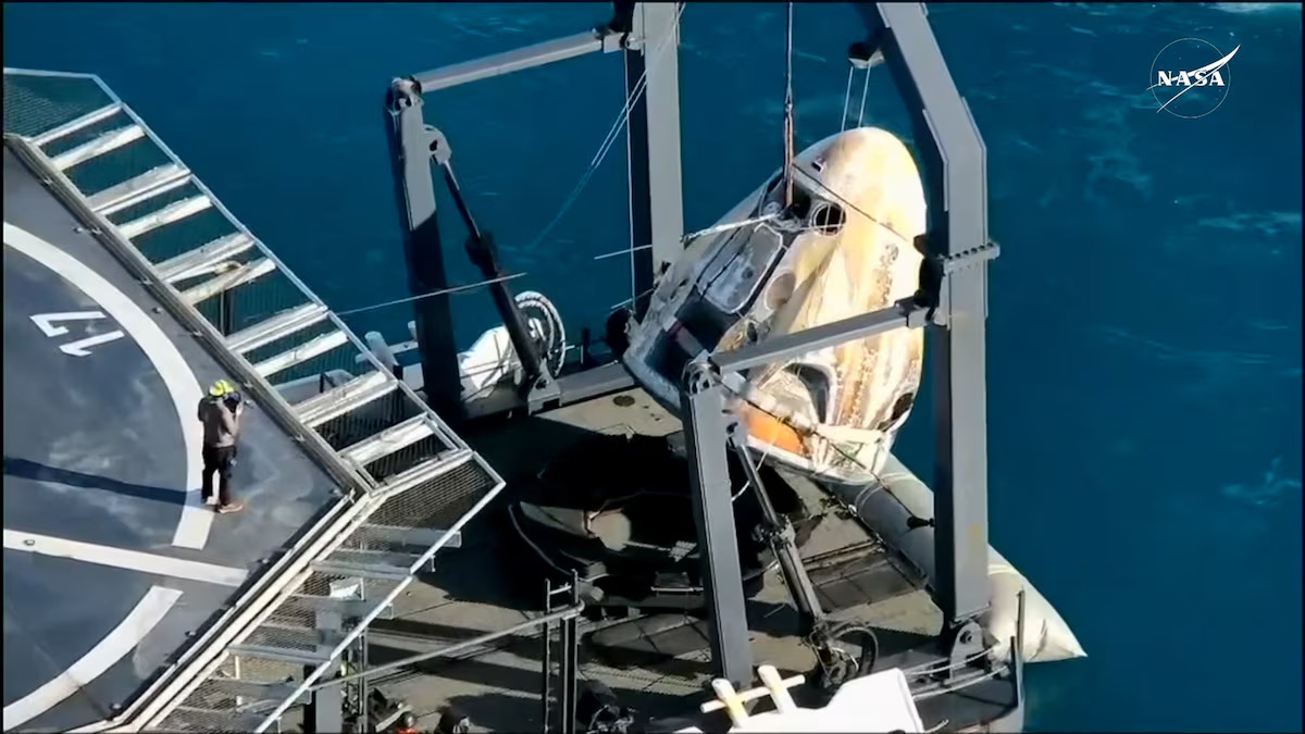 [7/16]The Crew Dragon capsule containing Butch Wilmore and Suni Williams and two other astronauts is hoisted onto a recovery ship after their splashdown, following their return to earth from the International Space Station off the coast of Florida, U.S. March 18, 2025 in a still image from video. Photo: Reuters