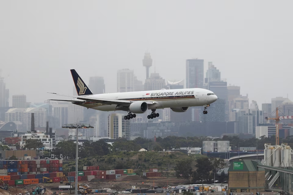 A Singapore Airlines plane arriving from Singapore lands at the international terminal at Sydney Airport, in Sydney, Australia, November 30, 2021. Photo: Reuters