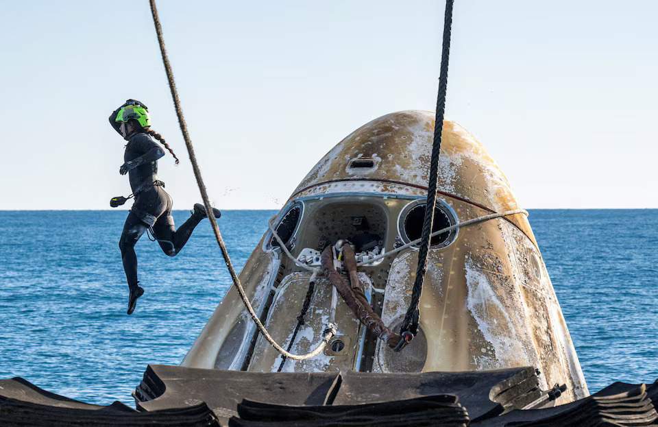 [4/16]Support teams work around a SpaceX Dragon spacecraft shortly after it landed with NASA astronauts Nick Hague, Suni Williams, Butch Wilmore, and Roscosmos cosmonaut Aleksandr Gorbunov aboard in the waters off the coast of Tallahassee, Florida, Tuesday, March 18, 2025. Photo: Reuters