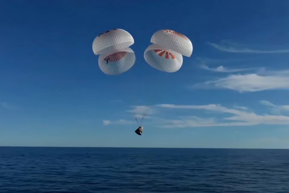 [13/16]The Crew Dragon capsule containing Butch Wilmore and Suni Williams and two other astronauts descends by parachute before their splashdown, following their return to earth from the International Space Station off the coast of Florida, U.S. March 18, 2025 in a still image from video. Photo: Reuters