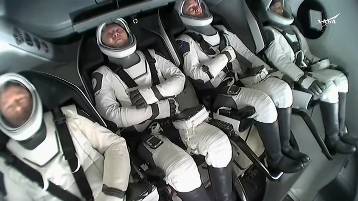 [14/16]Butch Wilmore and Suni Williams and two other astronauts descend in the Crew Dragon spacecraft to their splashdown, following their return to earth from the International Space Station off the coast of Florida, U.S. March 18, 2025 in a still image from video. Photo: Reuters