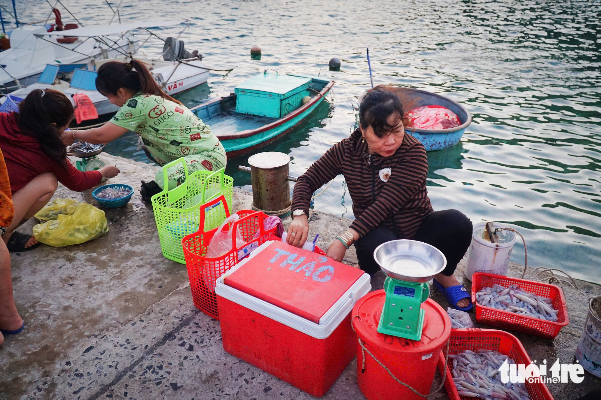 Locals sell freshly-caught seafood on Bich Dam Island, Nha Trang Bay, Khanh Hoa Province, south-central Vietnam. Photo: Tran Hoai / Tuoi Tre