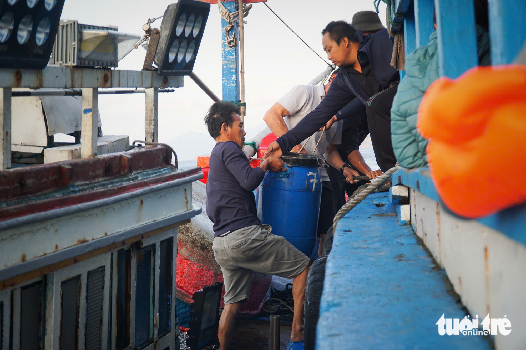 Fishermen load freshly-caught seafood onto a boat on Bich Dam Island, Nha Trang Bay, for transport to Nha Trang City for trade. Photo: Tran Hoai / Tuoi Tre