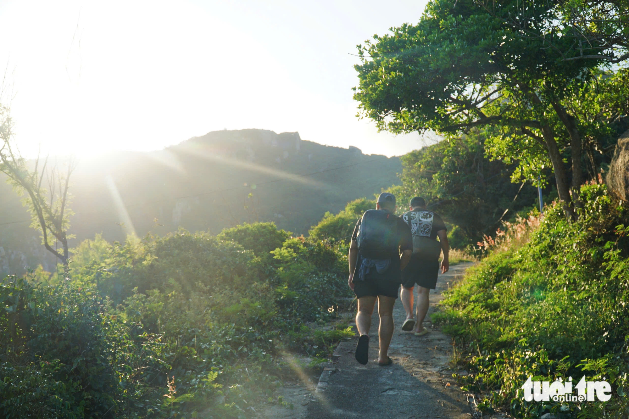 Tourists trek on Bich Dam Island, Nha Trang Bay, Khanh Hoa Province, south-central Vietnam. Photo: Tran Hoai / Tuoi Tre