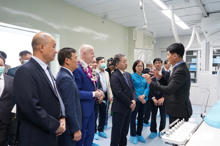 PhD. Dr. Le Duc Nhan (R, 1st), director of Da Nang Hospital, introduces the operation of the DSA system, funded by the ‘Heart for Heart – Foundation for Life!', March 18, 2025. Photo: Doan Nhan / Tuoi Tre