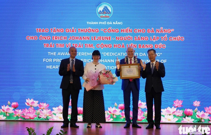 German professor receives first-ever ‘Dedication to Da Nang’ award